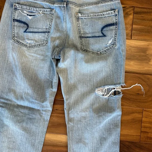 American Eagle Lightwash Distressed Tom Girl Denim Jeans size 4 - Picture 5 of 9